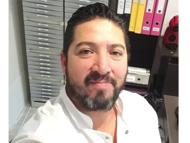 Las Plumas: Bowman destacó el trabajo de contención junto a la Provincia y la presencia del Estado a nivel local  El intendente de Las Plumas, Sergio Bowman, puso en relieve el trabajo mancomunado con el Gobierno Provincial, en el marco de una localidad que, al igual que otras comunas de la Meseta Central, durante años han sido relegadas en cuanto a la salud, la educación, la conectividad y el desarrollo productivo.  En diálogo con medios radiales, el jefe comunal planteó la necesidad de una “reconversión” en términos locales, y aseguró que junto a la Provincia “estamos pendientes de las necesidades de la gente”.  *”En contacto permanente”*  “A pesar del contexto económico nacional, hemos hecho un trabajo importante de terreno y contención social, hablándole de frente a los vecinos, a quienes nunca les decimos algo que no podamos cumplir”, sostuvo el jefe comunal, y remarcó que “en un pueblo como el nuestro, los vecinos estamos en contacto permanentemente, por eso estamos pendientes de la necesidad de la gente”.  *Desarrollo local*  “El vecino valora mucho una verdad dura que una mentira bonita, por eso todos entendemos que, hasta que no haya una reconversión productiva a nivel local, va a ser difícil salir adelante”, puntualizó Bowman, destacando que “tanto la Provincia como nuestro municipio bregamos por los intereses de nuestro pueblo”.  *”El electorado acompañó”*  Por otra parte, Bowman analizó el escenario político tras las elecciones de medio término y planteó que “hubo una evidente polarización marcada por un electorado que ‘subió al ring’ al oficialismo nacional y puso del otro lado al espacio que representa volver al pasado”, y agregó que, en el caso de Chubut, “se sumó otro componente que fue la ratificación de la gestión provincial a través del plebiscito para la eliminación de fueros”, concluyendo que “esta iniciativa era uno de las principales proyectos impulsados por la gestión de Torres, y la gente lo acompañó en las urnas mayoritariamente”.