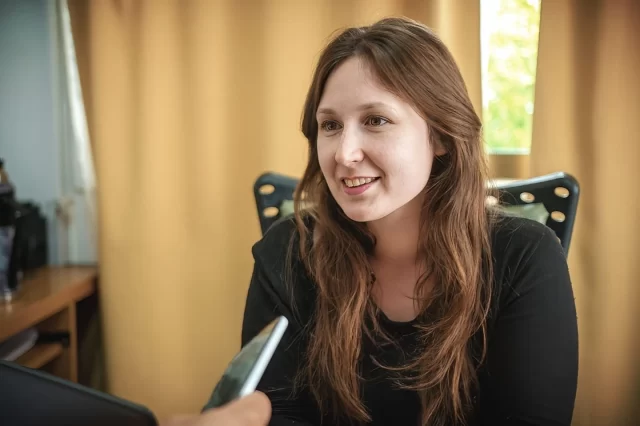 PAGO ANTICIPADO 2026: NUEVO RÉGIMEN DE DESCUENTOS EN LA MUNICIPALIDAD DE RAWSON  La Secretaría de Hacienda de Rawson informó que está vigente el nuevo régimen de descuentos por pago anticipado de impuestos municipales 2026, destinado a premiar a los contribuyentes cumplidores y fortalecer la recaudación para garantizar la continuidad de los servicios públicos.  Según la Resolución N° 01021/25, quienes abonen de forma anticipada el Impuesto Automotor, Inmobiliario, Tasa de Cementerio, Recolección de Residuos y Limpieza de la Vía Pública obtendrán descuentos del 30% en noviembre, 20% en diciembre y 15% en enero. Para acceder, es requisito estar al día con los impuestos hasta diciembre de 2025.  La secretaria de Hacienda, Cdra. Macarena Flamarique, destacó que la medida “reconoce el compromiso de los vecinos y optimiza los recursos municipales para mejorar la planificación y ejecución de proyectos locales”.  Los pagos pueden realizarse en el Palacio Municipal (Mariano Moreno 650) o a través de la plataforma online disponible en https://isurgob.net/sigobweb/site/index￼.