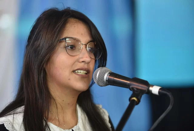 Micaela Bilbao destacó el trabajo conjunto con el Gobierno “para visibilizar a las comunidades del interior”  La intendenta de Lago Blanco, Micaela Bilbao, habló sobre el trabajo conjunto que la localidad lleva adelante con el Gobierno Provincial, algo que permitió “visibilizar a las comunidades del interior de la provincia”, según señaló este miércoles en diálogo con la prensa.  La jefa comunal de 29 años -la más joven de la provincia- destacó que a través de la propuesta de Despierta Chubut “ganamos en la localidad y estamos muy contentos con la respuesta de la gente”, con una participación del electorado que superó el 60 por ciento.  En tal sentido, remarcó que “la gente sigue acompañando a esta gestión y al Gobierno Provincial”, a partir de la presencia constante del Estado en las comunas rurales y pueblos.  *Canales abiertos y diálogo constante*  Por otra parte, Bilbao señaló que, a pesar de la distancia geográfica que separa a Lago Blanco de Rawson -aproximadamente 600 kilómetros-, se lleva adelante un trabajo coordinado con la Provincia, “lo cual permite implementar políticas públicas que mejoren la vida de los vecinos”, expresó, agregando que “desde el Gobierno provinical siempre se mantienen los canales de comunicación y de apoyo hacia los habitantes de la localidad”.  Al mismo tiempo, la intendenta puso en valor los proyectos que apuntan a fortalecer los servicios y el transporte a las localidades del interior, conectando a los pueblos.  Por último, Bilbao agradeció el trabajo conjunto con el Gobierno “que otorga la posibilidad de visibilizar a las comunidades del interior”.