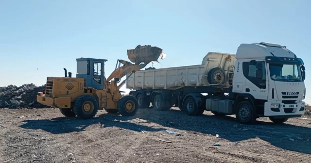 LA MUNICIPALIDAD DE RAWSON INTENSIFICA LAS TAREAS DE SANEAMIENTO EN LA ZONA NORTE DE RAWSON  La Secretaría de Ambiente y Desarrollo Sustentable de la Municipalidad de Rawson refuerza las tareas de limpieza y saneamiento en distintos sectores de la ciudad, con el objetivo de prevenir focos de contaminación y promover la conciencia ambiental.  El secretario del área, Miguel Larrauri, informó que las cuadrillas municipales intervienen en zonas con reclamos reiterados por acumulación de residuos, como el barrio Gregorio Mayo y calle Jujuy, en el marco de un cronograma planificado según pedidos vecinales y relevamientos ambientales.  Las acciones se realizan en coordinación con referentes barriales y vecinos, fomentando prácticas responsables y el mantenimiento sostenido de los espacios públicos.  Además, el Municipio recordó que está prohibido arrojar residuos o restos de poda en la vía pública e invitó a realizar denuncias anónimas a través del WhatsApp 280 4876347, disponible las 24 horas.