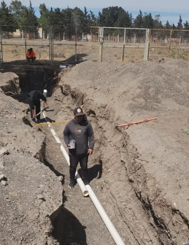 MUNICIPIO DE RAWSON REALIZA TRABAJOS DE CONEXIONES DE CLOACAS EN LA ESCUELA N° 190 DE PLAYA UNIÓN  La Municipalidad de Rawson comenzó la reparación de la conexión cloacal en la Escuela N° 190 de Playa Unión, en el marco del convenio entre el intendente Damián Biss y el ministro de Educación, José Luis Punta.  La obra incluye la vinculación del sistema cloacal a los nuevos baños y a la biblioteca, mejorando la infraestructura para estudiantes y personal.  El subsecretario de Obras Públicas, Federico Figueroa, indicó que el equipo municipal lleva adelante los trabajos tras un relevamiento técnico y que la intervención demandará alrededor de una semana.