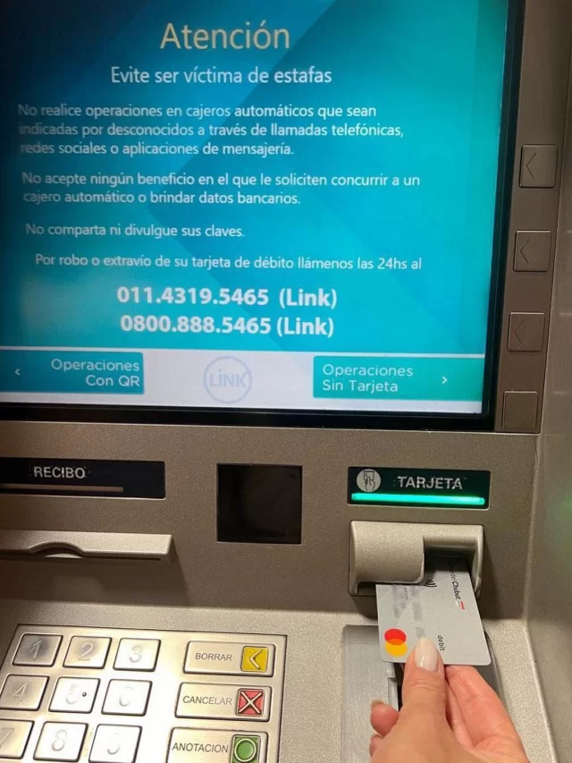 Provincia deposita el miércoles 5 los haberes a jubilados y el viernes 7 los sueldos a empleados públicos en actividad  El jueves 6 los pasivos podrán cobrar solamente por la red de cajeros automáticos debido a que no abrirán las sucursales del Banco del Chubut por celebrarse el Día del Trabajador Bancario en todo el país. El Ministerio de Economía de la provincia informó que el cumplimiento del pago de salarios correspondientes al mes de octubre demandará una erogación total de $ 137.700.000.000.  El Gobierno del Chubut, que conduce Ignacio “Nacho” Torres informó que este miércoles 5 de noviembre se realizará el depósito correspondiente a los haberes del mes de octubre destinado al sector pasivo de la Administración Pública Provincial, mientras que el viernes 7 se depositarán los sueldos a los empleados públicos en actividad.  En el caso de los jubilados tendrán disponibles sus haberes el jueves 6 de noviembre solamente por la red de cajeros automáticos del Banco del Chubut, debido a que durante esa jornada las sucursales no abrirán al público por celebrarse en todo el país el Día del Trabajador Bancario.  Mientras que los trabajadores en actividad podrán percibir sus salarios el sábado 8 de noviembre por la red de cajeros automáticos.  Desde el Ministerio de Economía del Chubut se indicó además que la erogación presupuestaria destinada a cumplir con todos los compromisos salariales para este mes alcanza una cifra total de $ 137.700.000.000.