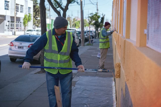LA MUNICIPALIDAD DE RAWSON PONE EN VALOR EL HISTÓRICO EDIFICIO DEL INSTITUTO DON BOSCO  La Secretaría de Obras y Servicios Públicos de la Municipalidad de Rawson avanza con trabajos de restauración y pintura en el histórico edificio del Instituto Don Bosco, con el fin de mejorar su infraestructura y preservar su valor patrimonial.  Las tareas, que incluyen la recuperación de molduras y la pintura completa de la fachada, forman parte del plan municipal de acompañamiento a instituciones educativas. La secretaria del área, Lic. Mercedes Bagalciaga, destacó el compromiso sostenido de la gestión del intendente Damián Biss con el mantenimiento y puesta en valor de los espacios locales.  Los trabajos, con un plazo estimado de dos semanas y sujetos a las condiciones climáticas, se ejecutan de manera planificada para garantizar resultados de calidad. Luego, el plan continuará en distintos sectores de Playa Unión, optimizando recursos de cara a la temporada estival.