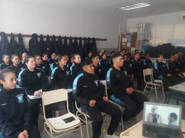PUERTO MADRYN  Capacitación sobre asistencia a víctimas y victimizaciones en el Instituto de Formación Policial N° 811  El Área Procomunidad, perteneciente al Servicio de Asistencia a la Víctima del Delito (SAVD), brindó una nueva capacitación en el Instituto Superior de Formación Policial N° 811, ubicado en Rosales 695 de la ciudad de Puerto Madryn, durante la mañana del 31 de octubre.  La actividad estuvo a cargo de Vanina Menghini y abordó los conceptos de victimización y victimización secundaria, con especial énfasis en el trato e intervención de las instituciones con las víctimas, particularmente en el accionar policial.  Estas instancias de formación se enmarcan en el trabajo que el SAVD, a través de Procomunidad, desarrolla junto a las fuerzas de seguridad y otras instituciones, con el objetivo de fortalecer las prácticas de acompañamiento y contención hacia las personas que atraviesan situaciones de victimización.