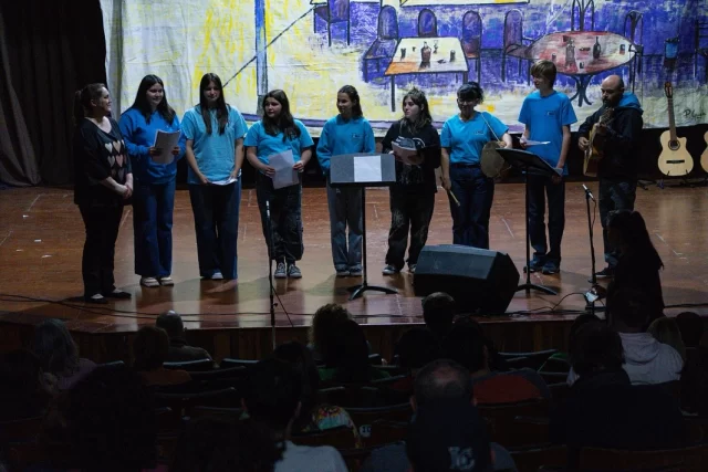 COLMADO DE PÚBLICO SE REALIZÓ EL ENCUENTRO DE FORMACIÓN ARTÍSTICA VOCACIONAL DEL ISFDA Nº 805 EN RAWSON  La Municipalidad de Rawson acompañó la Muestra de Formación Artística Vocacional (FAV) del Instituto Superior de Formación Docente Artística N.º 805, que se desarrolló en el Centro Cultural José Hernández con gran participación de estudiantes, docentes y familias de diversas localidades.  El intendente Damián Biss destacó el compromiso de la comunidad educativa y subrayó la importancia del espacio cultural para que los futuros artistas puedan mostrar su talento.  Durante la jornada, alumnos de Rawson, Puerto Madryn, Gaiman, Dolavon, 28 de Julio y Trelew presentaron producciones en danza, música, teatro y artes visuales, reflejando la creatividad y el valor de la educación artística pública como herramienta de integración y crecimiento cultural.