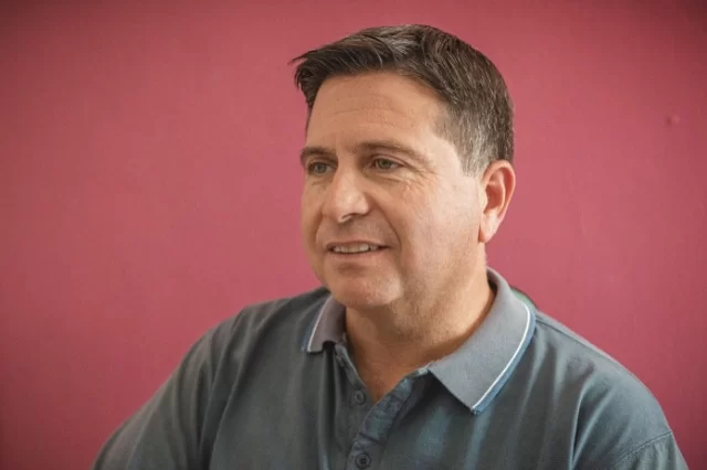 COMENZARON LOS TRABAJOS DE REPARACIÓN EN LA ROTONDA DE INGRESO A PLAYA UNIÓN  La Municipalidad de Rawson, a través de la Secretaría de Obras Públicas, inició la reparación integral de la rotonda principal de acceso a Playa Unión, sobre la avenida Juan Manuel de Rosas, frente a la comisaría del balneario.  El subsecretario del área, Federico Figueroa, informó que se realiza la remoción y reemplazo de paños de hormigón deteriorados y trabajos de compactación profunda para garantizar mayor durabilidad.  Las tareas demandarán alrededor de 15 días, período en el que el tránsito permanecerá interrumpido, con desvíos coordinados junto al área de Tránsito municipal.  “Es una obra necesaria para mejorar el ingreso al balneario”, señaló Figueroa, quien agregó que estas acciones se suman a otras intervenciones viales y mejoras en plazas vecinales que el municipio ejecuta antes del inicio de la temporada.