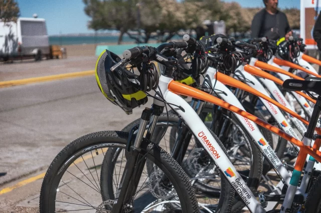 NUEVO SERVICIO DE BICICLETAS PARA LA TEMPORADA 2025/26 EN PLAYA UNIÓN  La Municipalidad de Rawson, a través del Ente Mixto Rawson Turístico (EMRaTur), lanzó un nuevo servicio de alquiler de bicicletas para residentes y turistas, disponible durante toda la temporada de verano en Playa Unión.  La iniciativa busca fomentar la movilidad sostenible y ofrecer una alternativa accesible para recorrer la costa y disfrutar de los principales atractivos del balneario.  La gerente del EMRaTur, Natalia García, destacó la buena recepción del servicio y el trabajo conjunto con el municipio y los prestadores turísticos para fortalecer la oferta local.  El alquiler tendrá un valor de $8.000 por hora para residentes y $10.000 para turistas, quienes deberán presentar su DNI y completar una planilla con sus datos.