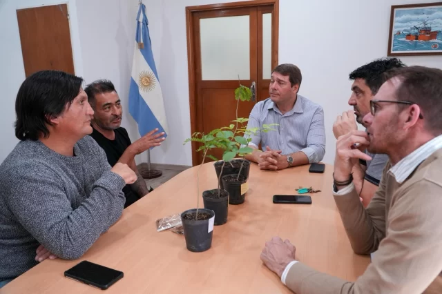 RAWSON: AGRICULTORES PRESENTARON UN PROYECTO DE FORESTACIÓN Y CAPACITACIÓN COMUNITARIA  El agricultor Cristian Miguel Banaria presentó al intendente Damián Biss un proyecto que promueve la forestación local y la capacitación comunitaria en producción y manejo de semillas, con el objetivo de fortalecer el desarrollo sostenible y la participación ciudadana.  De la reunión participaron el secretario de Ambiente y Desarrollo Sustentable, Miguel Larrauri, y el gerente de la Agencia de Desarrollo Económico de Rawson (ADER), Fernando Vosecky.  La iniciativa impulsa la producción artesanal de árboles a partir de semillas locales —como roble blanco, acacia y fresno americano— y contempla la realización de capacitaciones y donaciones a instituciones de la ciudad.