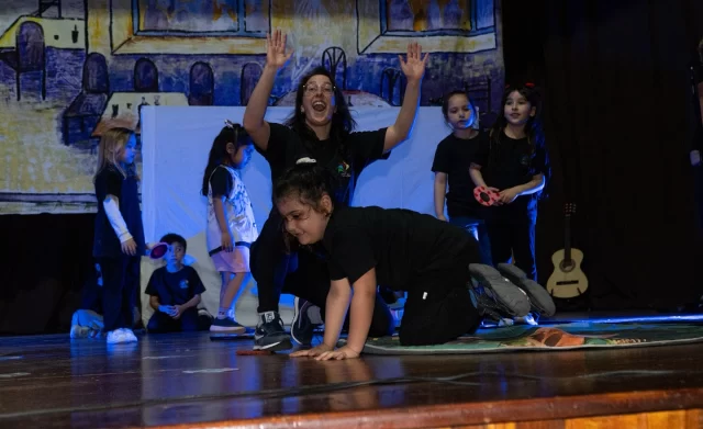 FUNCIONARIOS MUNICIPALES ACOMPAÑARON EL ENCUENTRO DE FORMACIÓN ARTÍSTICA VOCACIONAL DEL ISFDA N° 805 DE RAWSON  La Municipalidad de Rawson acompañó una nueva edición del Encuentro de Formación Artística Vocacional (FAV), organizado por el Instituto Superior de Formación Docente Artística N° 805 en el Centro Cultural José Hernández.  El evento reunió a los anexos de Rawson, Puerto Madryn, Gaiman, Dolavon, 28 de Julio y Trelew, con presentaciones teatrales, musicales y plásticas protagonizadas por niños y niñas, celebrando la creatividad y la educación artística.  Participaron en representación del municipio la directora general de Acción Educativa, Formal y No Formal, Gabriela Locaso, y el subsecretario de Cultura, Leopoldo Zanelli, quienes destacaron el compromiso de la comunidad y el apoyo del Estado municipal a las propuestas culturales y formativas.  Desde la Municipalidad se reconoció el trabajo del Instituto 805, sus docentes y estudiantes, por fortalecer el arte y la educación como herramientas de desarrollo integral.