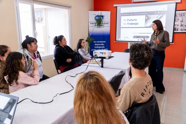 AMPLIA PARTICIPACIÓN DE JÓVENES Y ADULTOS EN EL TALLER “MI FUTURO, MI TRABAJO”  La Municipalidad de Rawson, junto a Fundación Pescar y Pan American Energy, llevó adelante el taller “Mi Futuro, Mi Trabajo”, desarrollado el 6 de noviembre en la Cámara de Industria y Comercio local.  La capacitación, realizada por primera vez en la ciudad, brindó herramientas para fortalecer la inserción laboral y el desarrollo profesional de los participantes.  El encuentro, dictado por la licenciada Florencia Fossati, abordó temas como la construcción del perfil laboral, la elaboración del currículum, el uso de plataformas digitales de empleo y la preparación para entrevistas.  La directora de Empleo Municipal, Vanina Castaño, destacó la amplia participación y el compromiso de los asistentes: “Se brindaron herramientas concretas para mejorar el currículum, afrontar entrevistas y reconocer habilidades personales. Seguiremos generando espacios accesibles que amplíen las oportunidades laborales para los vecinos de Rawson”, afirmó.