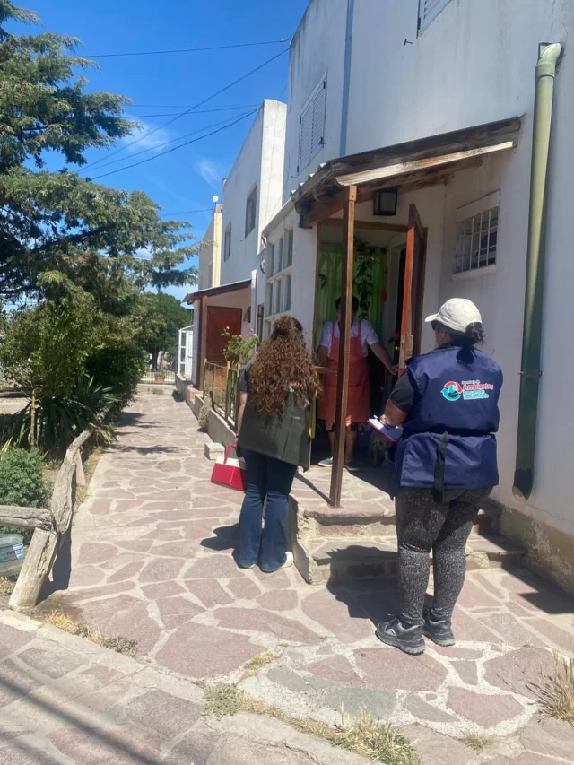 RAWSON: LA MUNICIPALIDAD INTENSIFICA SU CAMPAÑA DE VACUNACIÓN ANTIRRÁBICA EN LOS BARRIOS  La Municipalidad de Rawson refuerza su campaña gratuita de vacunación antirrábica tras la detección de un caso positivo de rabia en murciélagos en la ciudad. La medida forma parte de un plan preventivo sostenido que abarca todos los barrios y busca proteger la salud pública y animal.  En coordinación con la Secretaría de Salud provincial, se activó el protocolo de control de foco en el barrio Los Virreyes, con vacunación obligatoria de perros y gatos mayores de tres meses en un radio de un kilómetro.  Durante octubre se realizaron 185 vacunaciones, reflejando el compromiso de los vecinos con la prevención. Las dosis se aplican de forma gratuita y obligatoria, tanto en jornadas barriales como en la Dirección General de Veterinaria, de lunes a viernes hasta las 13 horas.  Desde el municipio recordaron la importancia de vacunar a las mascotas, mantenerlas bajo control y evitar el contacto con animales silvestres, especialmente murciélagos. Autoridades municipales destacaron la rápida respuesta sanitaria y llamaron a la comunidad a continuar colaborando para mantener una ciudad más segura y saludable.