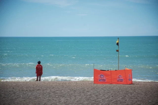 LA MUNICIPALIDAD DE RAWSON MANTIENE ABIERTAS LAS INSCRIPCIONES PARA INTEGRAR EL CUERPO ESTABLE DE GUARDAVIDAS DURANTE LA TEMPORADA 2025/26  La Municipalidad de Rawson continúa con la convocatoria para integrar el cuerpo estable de guardavidas hasta el 21 de noviembre, con el objetivo de garantizar cobertura y seguridad desde el inicio de la temporada de verano en Playa Unión.  La inscripción está dirigida a guardavidas activos y a quienes participaron en temporadas anteriores, cumpliendo con los requisitos de residencia, antecedentes, exámenes médicos y psicológicos, y la reválida prevista para fines de noviembre.  El jefe del cuerpo estable, Luis Torres, destacó que la planificación anticipada permite organizar los turnos y asegurar la presencia de personal en todos los sectores costeros desde los primeros días de diciembre.