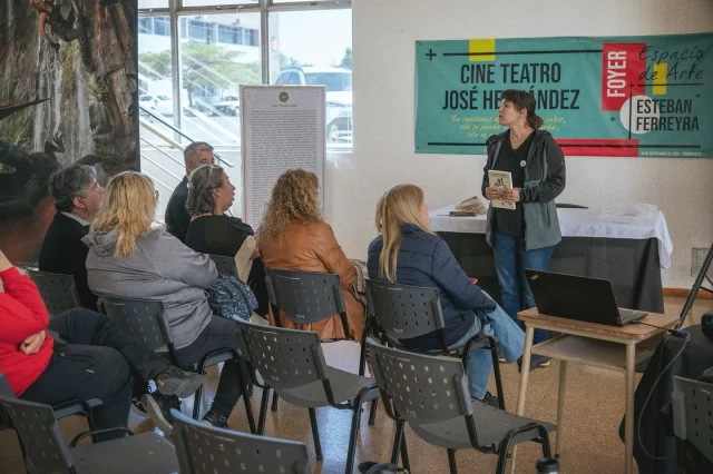 SE PRESENTÓ EL LIBRO ‘¡QUIÉRETE SORDA!’ EN EL CENTRO CULTURAL JOSÉ HERNÁNDEZ DE RAWSON  Con gran acompañamiento del público, la escritora hipoacúsica Cristina Reyes presentó su libro “¡Quiérete sorda!” en el Centro Cultural José Hernández de Rawson, en una jornada que promovió la inclusión y la visibilización de las personas con discapacidad auditiva.  Durante el encuentro, Reyes compartió su historia de vida y superación, relatando su experiencia personal y profesional desde la infancia hasta su trayectoria internacional, transmitiendo un mensaje de resiliencia e inspiración.  El subsecretario de Cultura Municipal, Leopoldo Zanelli, agradeció la visita de la autora y destacó la importancia de este tipo de actividades que fortalecen la cultura y la participación comunitaria.
