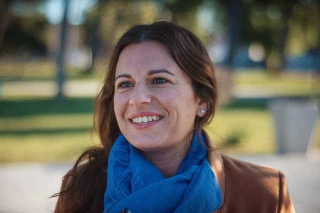 RAWSON: CONVOCATORIA A MUJERES EMPRENDEDORAS PARA ACCEDER A HERRAMIENTAS GRATUITAS DE CAPACITACIÓN  La Municipalidad de Rawson, a través de la Dirección General de Promoción de Empleo, mantiene abierta la convocatoria dirigida a mujeres mayores de 18 años que deseen fortalecer o iniciar sus proyectos productivos.  La propuesta ofrece capacitaciones, talleres y herramientas gratuitas, con el objetivo de acompañar el crecimiento y la consolidación de los emprendimientos locales. Además, se realiza un relevamiento para acercar opciones de formación y financiamiento destinadas a potenciar sus iniciativas.  La directora general de Empleo Municipal, Vanina Castaño, destacó el compromiso de la gestión con el desarrollo local y el empoderamiento de las mujeres, brindando apoyo integral para el progreso de sus proyectos.  Las interesadas pueden inscribirse enviando un mensaje al 280 470 6095 o acercándose a Hipólito Irigoyen 99, de lunes a viernes, entre las 8 y 14 horas.