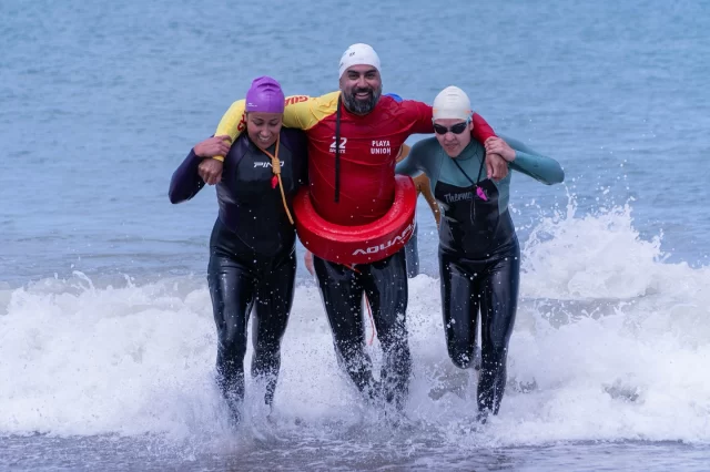 FORMACIÓN Y SIMULACRO DE RESCATE: ESTUDIANTES DE LA ESCUELA DE GUARDAVIDAS DE COMODORO RIVADAVIA SE CAPACITAN JUNTO AL CUERPO ESTABLE DE PLAYA UNIÓN  El Cuerpo Estable de Guardavidas de la Municipalidad de Rawson realizó dos jornadas de capacitación y simulacro de rescate en Playa Unión, con la participación de 22 estudiantes de Comodoro Rivadavia y 12 guardavidas locales.  Las actividades, desarrolladas entre el 31 de octubre y el 1 de noviembre, incluyeron prácticas de salvamento, primeros auxilios, traslados en camilla y rescates en el mar, con el objetivo de fortalecer habilidades, el trabajo en equipo y la seguridad costera.  El jefe del cuerpo estable, Luis Torres, destacó la importancia del intercambio de experiencias y la preparación que ofrece el mar de Playa Unión, elegido por su exigencia y condiciones naturales.  Torres agradeció la participación de todos los equipos y subrayó que este tipo de encuentros “enriquece la formación y refuerza la seguridad en nuestras playas”.