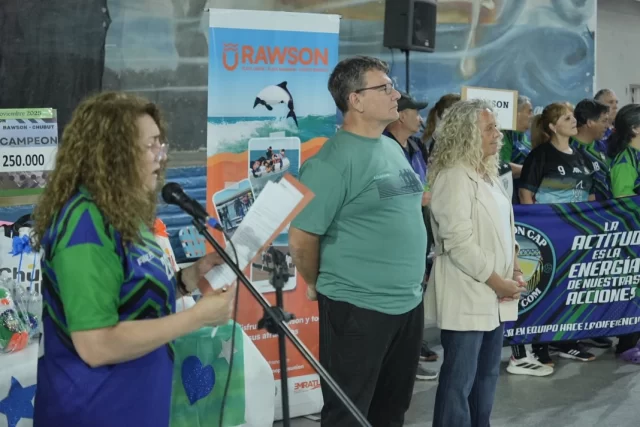 PLAYA UNIÓN ES SEDE DE LA TERCERA EDICIÓN DEL TORNEO CENTENARIO DE NEWCOM  La Municipalidad de Rawson acompaña la realización de la tercera edición del Torneo Centenario de Newcom, que se desarrolla hasta el domingo 9 de noviembre en el Gimnasio “Héroes de Malvinas” de Playa Unión, con la participación de 24 equipos de toda la provincia en las categorías +50 y +60.  El director de Deportes, Gastón Williams, destacó el trabajo conjunto entre instituciones y comunidad para concretar el evento, señalando que “trabajamos no solo para el deporte, sino con el deporte, creando espacios renovados y participativos”.  Por su parte, Ariel Caballero, presidente de Rawson CAP Newcom, agradeció el apoyo municipal y de los equipos participantes, remarcando que el torneo “busca mejorar nuestra calidad de vida a través del deporte”.  El encuentro se consolida como una propuesta clave para promover la actividad física, la inclusión y el bienestar de los adultos mayores, reafirmando el compromiso del Municipio con el fortalecimiento del deporte local.