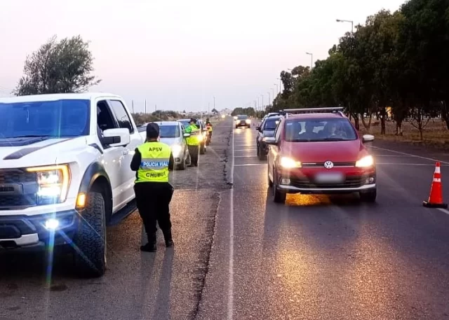 LA APSV REALIZÓ MÁS DE 9.700 CONTROLES DURANTE EL FIN DE SEMANA LARGO  El subsecretario de Seguridad Vial del Chubut, César Vargas, informó el balance de los controles de tránsito realizados durante el último fin de semana largo en toda la provincia.  En total, se efectuaron 9.700 controles vehiculares y 4.500 test de alcoholemia, de los cuales 54 arrojaron resultado positivo, lo que representa una prevalencia del 1,2%, mostrando una leve disminución respecto a operativos anteriores.  Vargas señaló que también se labraron 230 actas de infracción, siendo las principales causas la falta de póliza de seguro, la ausencia de licencia de conducir y la alcoholemia positiva.  Entre los hechos más destacados, mencionó el caso de un conductor en Trelew que registró 2,99 de alcohol en sangre, tras ser alertado por un vecino debido a maniobras peligrosas sobre la Ruta Provincial N°7. También se registraron otros episodios similares, con graduaciones elevadas y accidentes producto del consumo de alcohol.  El funcionario recordó que en casi todo el territorio provincial rige la Ley de Tolerancia Cero de alcohol al volante, y reafirmó el compromiso del Ministerio de Seguridad y la Agencia Provincial de Seguridad Vial de reforzar los controles y las campañas de concientización para prevenir siniestros y proteger la vida en las rutas chubutenses.