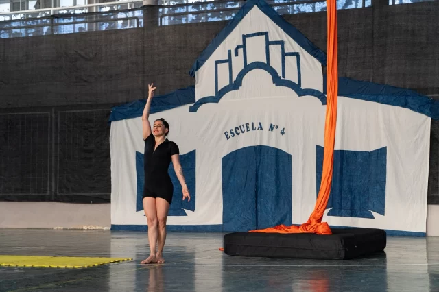 MUNICIPIO DE RAWSON ACOMPAÑÓ LA TERCERA EDICIÓN DEL SEMINARIO ‘SEMILLERO DE SABERES Y SENTIRES’  La Municipalidad de Rawson acompañó una nueva edición del seminario “Semillero de Saberes y Sentires”, organizado por la Escuela N° 4 y desarrollado los días 7 y 8 de noviembre, con el objetivo de brindar herramientas pedagógicas para el acompañamiento de las infancias y las familias.  El evento contó con la participación del subsecretario de Cultura, Leopoldo Zanelli, y docentes de toda la región. Entre las principales actividades se destacaron talleres prácticos y la conferencia “Enseñar y aprender de los pies a la cabeza”, dictada por la directora del establecimiento, Carina Cancho.  También participó el especialista en neurociencias Hernán Javier Marcos Aldana, quien aportó una mirada actualizada sobre la aplicación de la neurociencia en la educación.