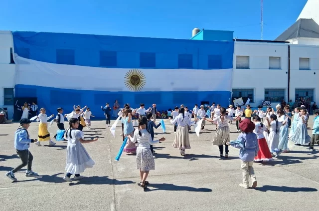 EL INSTITUTO DON BOSCO CELEBRÓ EL DÍA DE LA TRADICIÓN CON UNA GRAN PEÑA FOLCLÓRICA  El Instituto Don Bosco de Rawson celebró el Día de la Tradición con una peña que reunió a estudiantes, docentes y familias en el patio escolar.  La directora del nivel inicial y primario, Andrea Kling, destacó el entusiasmo de los alumnos: “Participaron todos los chicos, desde salita de 4 hasta sexto grado. Ensayan durante semanas y disfrutan muchísimo este encuentro que pone en valor nuestras raíces”, señaló.  Más de 420 alumnos participaron de la jornada, que incluyó danzas, cantos y expresiones tradicionales.  Kling subrayó la importancia de mantener vivas las costumbres en tiempos de globalización y agradeció el compromiso de los profesores de música y educación física.  “Es una verdadera fiesta de la familia y la identidad, donde los chicos se apropian con orgullo de lo nuestro”, concluyó.
