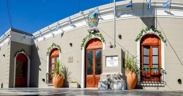 La Municipalidad de Rawson recuerda a la comunidad que, en conmemoración del Día del Empleado Municipal, hoy no habrá atención al público en el Palacio Municipal, permaneciendo sus puertas cerradas durante toda la jornada.  Las actividades administrativas y la atención al público se retomarán con normalidad el día martes.