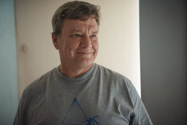 INSCRIPCIONES DISPONIBLES PARA INTEGRAR EL EQUIPO DE LA COLONIA MUNICIPAL DE VERANO 2026  La Dirección General de Deportes de la Municipalidad de Rawson mantiene abierta la inscripción hasta el 12 de diciembre para docentes de Educación Física, ayudantes y personal de enfermería interesados en formar parte de la Colonia Municipal de Vacaciones de Verano 2026, que se desarrollará del 6 de enero al 6 de febrero.  Los postulantes deberán presentar su Currículum Vitae y proyecto en las oficinas de Deportes (Alejandro Maíz 18). Se seleccionarán cuatro docentes, ocho ayudantes y un enfermero.  A mediados de noviembre comenzará la entrega de planillas para la inscripción de niños y niñas de 6 a 12 años en los centros comunitarios. Los resultados de la selección se publicarán el 17 de diciembre.  El director de Deportes, Gastón Williams, destacó el trabajo conjunto con los centros comunitarios y referentes barriales para garantizar la participación de todas las familias, reafirmando el compromiso municipal con la inclusión, el bienestar infantil y la integración social.