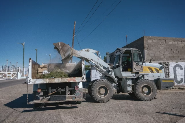 NUEVA INTERVENCIÓN DE LA MUNICIPALIDAD DE RAWSON POR DESECHOS DE PESCADO ARROJADOS EN LA VÍA PÚBLICA  La Municipalidad de Rawson, a través de la Secretaría de Ambiente y Desarrollo Sustentable, realizó un nuevo operativo de saneamiento en Puerto Rawson, tras denuncias vecinales por el arrojo indebido de desechos de pescado en la vía pública.  El secretario del área, Miguel Larrauri, explicó que, aunque la responsabilidad directa no corresponde al Municipio, se actuó de manera inmediata por el riesgo sanitario y ambiental que representaban los residuos. “Estas acciones forman parte de un trabajo sostenido para prevenir la formación de mini basurales y fomentar una mayor conciencia ambiental entre los vecinos”, señaló.  Larrauri recordó que los ciudadanos pueden realizar denuncias anónimas a través del WhatsApp 280-4876347, disponible las 24 horas. Además, instó a la comunidad a seguir colaborando con información que permita intervenir rápidamente ante estas situaciones.  Con esta intervención, el Municipio reafirma su compromiso con la limpieza urbana y la protección del medio ambiente, promoviendo una ciudad más limpia y segura para todos.