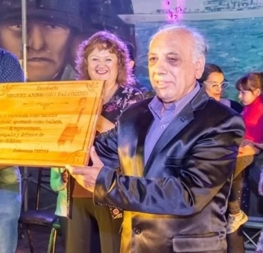 MIGUEL PALOMINO: “LA TRADICIÓN LA VIVIMOS A DIARIO, ES PARTE DE NUESTRA FAMILIA”  En el marco del Día de la Tradición, el reconocido folclorista y campeón nacional de malambo Miguel Palomino compartió su mirada sobre el valor de mantener vivas las costumbres argentinas.  “Para nosotros, la tradición es muy importante, la vivimos a diario. Nuestros hijos y nietos siguen bailando, enseñando y representando el folclore incluso fuera del país”, expresó Palomino, quien junto a su esposa ha sido una figura destacada de la danza tradicional en Rawson.  El artista resaltó además la participación de jóvenes chubutenses en el próximo Festival Nacional del Malambo de Laborde, enviando sus mejores deseos a los representantes locales.  Con orgullo, Palomino mencionó a exalumnos y familiares que hoy llevan el folclore argentino por el mundo, desde China hasta México. “Es una gran satisfacción saber que muchos de los que pasaron por nuestra escuela siguen mostrando nuestras tradiciones en distintos escenarios”, señaló.  Finalmente, agradeció las muestras de afecto recibidas y aseguró que continúa activo, cuidando su salud y siempre comprometido con el folclore que lo acompaña desde toda la vida.