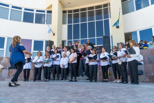 FESTEJOS POR EL DÍA DE LA TRADICIÓN EN RAWSON: UNA CELEBRACIÓN DE LA IDENTIDAD CULTURAL  La Municipalidad de Rawson, junto a la Subsecretaría de Cultura de la Provincia, celebró el Día de la Tradición con una jornada llena de música, danza y cultura en el Centro Cultural Provincial.  El evento, libre y gratuito, contó con la participación de artistas locales y regionales como el Coro Municipal, el Ballet Elunay, el Dúo San Martín, Laureano Ulloa y Sachatrombones, entre otros. Además, la Feria Municipal de la Costa reunió a 20 emprendedores y artesanos que ofrecieron productos típicos y comidas tradicionales.  El subsecretario de Cultura de Rawson, Leopoldo Zanelli, destacó el trabajo conjunto entre el municipio y la provincia para fortalecer la identidad cultural y generar espacios de encuentro para la comunidad.