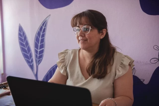 EL PROGRAMA ‘FAMILIAS QUE CUIDAN’ MANTIENE ABIERTA LA CONVOCATORIA PARA EL ACOGIMIENTO TEMPORAL DE NIÑOS Y ADOLESCENTES DE RAWSON  La Dirección General del Servicio de Protección de Derechos de la Municipalidad de Rawson invita a la comunidad a sumarse al programa “Familias que Cuidan”, que ofrece acogimiento temporal a niños, niñas y adolescentes en situación de vulnerabilidad que no pueden permanecer con su familia de origen.  Las personas interesadas pueden acercarse al Servicio de Protección de Derechos (Julio Argentino Roca 876) de lunes a viernes, de 8 a 16 horas, comunicarse al 2804-412001 o escribir a spderechosrawson@gmail.com. La convocatoria se mantiene abierta de manera permanente.  El programa busca garantizar un entorno familiar seguro y afectivo, evitando la institucionalización y promoviendo el desarrollo integral de los menores. Pueden postularse mayores de 25 años, solteros o en pareja, con o sin hijos, residentes en Rawson, y sin antecedentes de violencia familiar.  La directora del área, Julieta Chavero, destacó que el objetivo es “restituir los derechos de los niños y adolescentes, asegurando que vivan en un entorno que les brinde estabilidad, afecto y seguridad”.