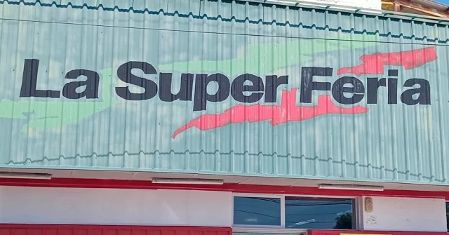 COMERCIANTE DE RAWSON DENUNCIÓ NUEVO ROBO Y CUESTIONÓ LA FALTA DE CONTROL NOCTURNO  El comerciante Freddy Valdez, propietario de La Súper Feria, denunció un nuevo robo ocurrido durante la madrugada del domingo, cuando delincuentes forzaron una puerta e ingresaron al local, llevándose carne, bebidas y otros productos.  Según relató, “uno de los ladrones estuvo más de 40 minutos adentro cargando un carro con mercadería y se fue caminando por la avenida San Martín sin que nadie lo advirtiera”. Las cámaras registraron el hecho, aunque la alarma no se activó.  Valdez expresó su malestar por la reiteración de robos en la zona y la falta de control nocturno. “Parece tierra de nadie; si hay centro de monitoreo, no funciona”, señaló.  La Brigada de Investigaciones trabaja para identificar a los autores, mientras se revisa el sistema de seguridad del comercio.