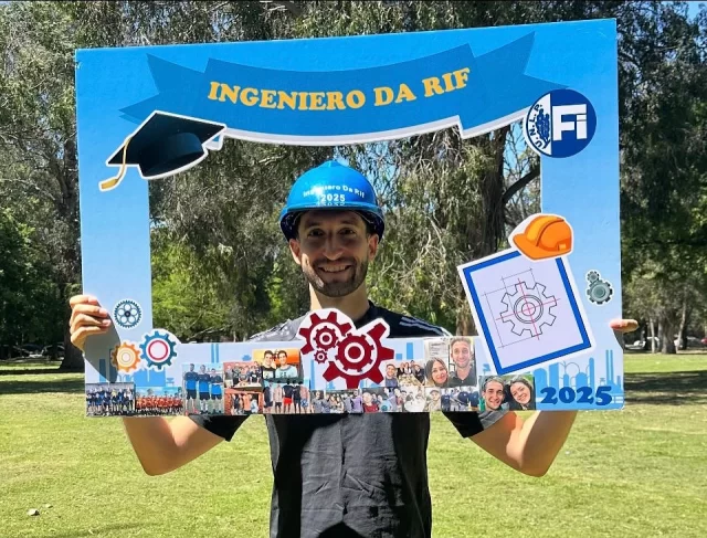 🎓 Nuevo Ingeniero rawsense.  El 20/10 Tomas G. Da RIF se graduó como Ing. Mecanico (UNLP).  Curso estudios (primarios y secundarios) en Instituto Don Bosco de Rawson.  Felicitaciones Tomás!
Éxitos en la nueva etapa.
Te desea tu familia