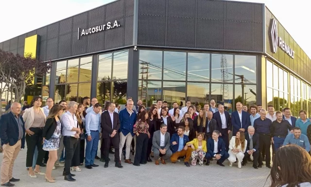 NUEVA ETAPA PARA AUTOSUR Y RENAULT EN TRELEW  Renault Argentina y el Grupo AutoSur inauguraron el renovado salón comercial en Trelew, consolidando más de tres décadas de trabajo conjunto en la Patagonia.  El presidente de Renault Argentina, Pablo Sibilla, destacó la fuerte identidad emocional de la marca con los argentinos y recordó los 70 años de producción ininterrumpida en la planta de Santa Isabel. Además, afirmó que Renault atraviesa un proceso de transformación denominado Renoluxion, con la renovación total de su línea de vehículos. “El futuro será brillante”, sostuvo.  El director de AutoSur, José Oroquieta, remarcó que la remodelación del edificio apunta a mejorar la experiencia de los clientes: “Este espacio fue pensado para ustedes, más cómodo y moderno”. Agradeció el acompañamiento del Municipio de Trelew, el Banco del Chubut y las autoridades de Renault.  El evento también incluyó la presentación de dos nuevos modelos, marcando un nuevo capítulo en la historia de AutoSur en la región