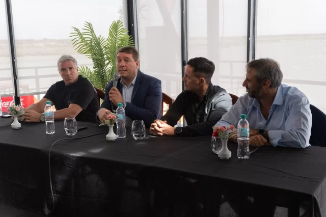 ‘CAPTURA SALVAJE’: PRESENTACIÓN OFICIAL DE LA AVANT PREMIERE EN RAWSON  La Municipalidad de Rawson presentó oficialmente la avant premiere de la serie documental “Captura Salvaje: pescando al langostino perfecto”, que se proyectará el 22 de noviembre a las 20 horas en el Centro Cultural José Hernández. El anuncio se realizó en ‘La Náutica’ con la presencia del intendente Damián Biss, empresarios y referentes del sector pesquero.  Durante la conferencia se exhibió el tráiler de la miniserie, que destaca el trabajo de los pescadores locales y la importancia de la industria del langostino para la región. Biss valoró la iniciativa privada y el esfuerzo conjunto que posiciona a Rawson a nivel nacional e internacional.  Productores y representantes del sector remarcaron que el documental reconoce a todos los trabajadores de la pesca, refleja la modernidad de la flota local y pone en valor un producto distinguido a nivel mundial. La Municipalidad invitó a la comunidad a participar de la avant premiere junto a actores claves de la actividad pesquera.