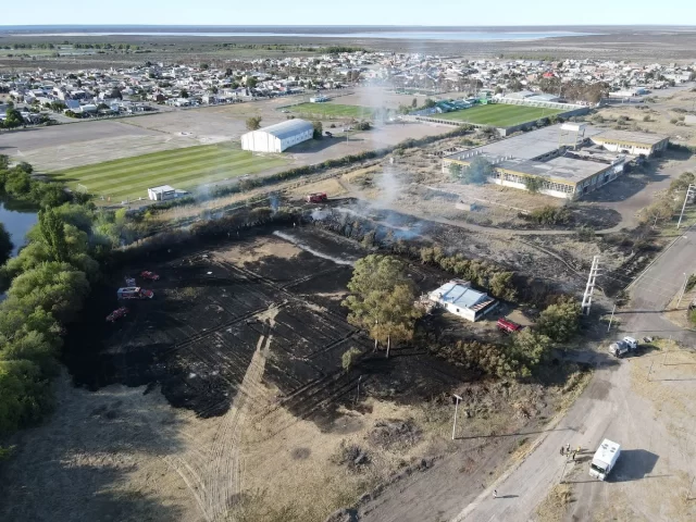 🚨 Incendio de pastizales: los Bomberos de Rawson trabajaron durante horas para controlarlo  Siendo las 16:22 horas de este jueves, los Bomberos Voluntarios de Rawson intervinieron en un incendio de gran magnitud.  El foco ígneo se originó en un sector de pastizales ubicado en inmediaciones de la ex fábrica Mulco Sur, sobre calle Salta. Hasta el lugar acudieron seis dotaciones y un total de 25 bomberos, bajo el mando del 2° Jefe del Cuerpo Activo, Oficial Inspector Jorge Muñoz, quienes trabajaron durante casi cinco horas para controlar y extinguir las llamas.  Los primeros en actuar fueron integrantes de una cuadrilla del área de Servicios Sanitarios de la Cooperativa de Servicios Públicos de Rawson, quienes se encontraban atendiendo un reclamo en la zona. Al observar la intensidad y el avance del incendio, no dudaron en colaborar con el vehículo y las mangueras de agua disponibles, asistiendo también a los vecinos afectados por el humo y la elevada temperatura. De igual manera, personal de la Comisaría de Rawson brindó apoyo hasta que los bomberos lograron disminuir la propagación del fuego. Así también personal del servicio eléctrico de la Cooperativa colaboró en el corte de energía en la zona afectada para seguridad de los vecinos y el personal que intervino en el lugar.  Es importante destacar que la quema de pastizales se encuentra totalmente prohibida en el ejido de la capital provincial, conforme a la Ordenanza N.º 8.482, sancionada por el Concejo Deliberante el 30 de junio de 2022.  Desde la Asociación de Bomberos Voluntarios se expresa un profundo agradecimiento a todas las instituciones que trabajaron de manera conjunta para resguardar la vida y los bienes de las personas en riesgo.  Al cierre de la jornada del jueves, el personal de bomberos continuaba realizando tareas en el lugar para lograr la extinción total de brasas y puntos calientes.