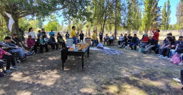 MÚSICA, EXPRESIÓN Y ARTE: SE REALIZÓ EN RAWSON EL PRIMER ENCUENTRO MULTICULTURAL PARA FORTALECER LA INCLUSIÓN SOCIAL  Rawson fue sede del Primer Encuentro Multicultural, una jornada impulsada por la Dirección de Atención Integral a la Persona con Discapacidad junto al Centro de Día NICADPI de Trelew y la ONG EDDIM de Puerto Madryn, con el fin de promover la inclusión social de personas con discapacidad.  Las actividades comenzaron en la chacra de Paola Laurini, donde instituciones y participantes compartieron propuestas recreativas y culturales. Luego, el evento continuó en el Club Bigornia, que brindó su espacio para el almuerzo y el cierre de la jornada.  La directora Rocío Duarte Malla destacó la creación de nuevas redes de apoyo y el trabajo conjunto entre organizaciones, comercios y la comunidad.  El éxito del encuentro abre camino a futuras iniciativas, con una próxima edición prevista en Puerto Madryn en 2026.