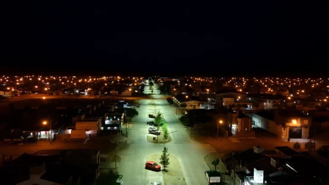 La Murga se enciende: Avanza el Plan de Iluminación LED  El programa de recambio de luminarias led en la ciudad llegó a una de las avenidas más transitadas de la zona norte de la ciudad: Julián Murga.  En 700 metros se instalaron 44 artefactos led de 200 Watts con doble equipamiento por cuadra, modificando notoriamente la visibilidad del sector.  La tecnología led permite que Rawson sea más sustentable, favoreciendo la eficiencia energética y disminuyendo los costos de mantenimiento.  Las tareas forman parte de una planificación estratégica que se realiza con la Municipalidad capitalina. Ya se efectuó el recambio en los accesos a Playa Unión y ahora se continuará con la Avenida Almirante Guillermo Brown, lugar donde se colocarán 52 equipos en 20 cuadras. Luego se proseguirá con la Av. Antártida Argentina y la zona denominada “Los Palos”, sector emblemático de pesca del balneario.