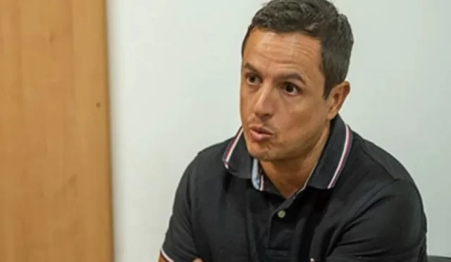 RAWSON: BUEN INICIO DE LA TEMPORADA DE PESCA CON ACTIVIDAD NORMALIZADA  El presidente de la CAFACH, Gustavo González, confirmó que la temporada de pesca de langostino avanza con normalidad y buenos rendimientos, pese a las condiciones climáticas. Las embarcaciones de mayor porte saldrán hoy por la tarde, mientras que el resto lo hará mañana.  Todas las plantas ya están operativas entre el 50% y 60% de su capacidad. Tras la reunión del fin de semana entre gremios y autoridades, quedaron aclaradas las dudas por el cambio de titularidad en Alpesca hacia Red Chamber, garantizando la paz social.  Durante noviembre y diciembre, la flota trabajará en los cuadrantes cercanos a Rawson y hasta Isla Escondida, con tiempos de navegación cortos. En lo comercial, persisten dificultades de precios, aunque la demanda insatisfecha de langostino entero asegura un buen mes de actividad. González recordó que el sector aún no recibe beneficios del acuerdo comercial con EE.UU. ni avances en la eliminación de retenciones.