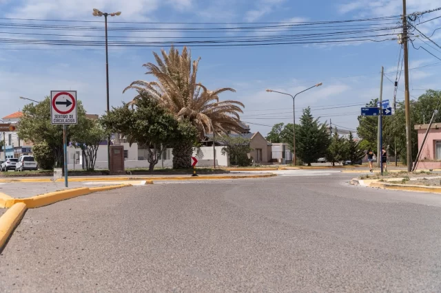 RAWSON: FINALIZÓ LA RESTAURACIÓN DE LA ROTONDA DE ACCESO A PLAYA UNIÓN Y QUEDÓ HABILITADA AL TRÁNSITO  La Municipalidad de Rawson culminó la restauración de la rotonda de la Avenida Juan Manuel de Rosas, permitiendo nuevamente la circulación hacia Playa Unión luego de 15 días de trabajos. La intervención, realizada por la Secretaría de Obras y Servicios Públicos, recuperó por completo la calzada de uno de los accesos más transitados a la villa balnearia.  El subsecretario de Obras Públicas, Federico Figueroa, explicó que la reparación era urgente por el intenso flujo vehicular y destacó que se reemplazaron paños de hormigón dañados, brindando una solución definitiva y segura.  La obra se suma a otras acciones de mejora urbana que el Municipio lleva adelante, como mantenimiento de calles y construcción de cordones cuneta. “Estas inversiones son posibles gracias al aporte de los vecinos y apuntan al crecimiento sostenido de Rawson y Playa Unión”, afirmó Figueroa.