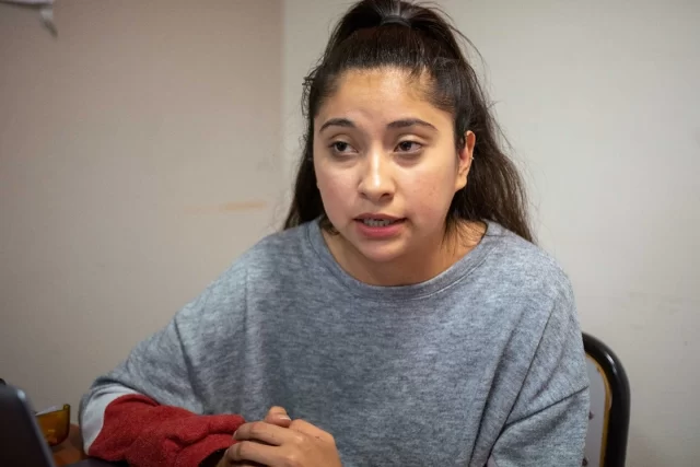 PRIMERA JORNADA PATAGÓNICA DE MASCULINIDAD-ES: EL MUNICIPIO DE RAWSON PRESENTÓ SU ENFOQUE PREVENTIVO EN EL ABORDAJE DE LA VIOLENCIA DE GÉNERO  La Municipalidad de Rawson expuso su experiencia en prevención de la violencia de género durante la Primera Jornada Patagónica de Masculinidad-es, realizada de forma virtual y organizada por el Ministerio de Seguridad y Justicia de Río Negro. Allí se presentó el taller “Repensando las Masculinidades”, impulsado por el Área de la Mujer, Género y Diversidad.  La coordinadora del área, Romina Sacco, destacó la importancia de participar en este espacio regional que permite fortalecer redes y compartir estrategias de intervención con varones involucrados en hechos de violencia. Explicó que el taller brinda herramientas psicoeducativas para revisar conductas, promover el diálogo y evitar la reiteración de comportamientos maltratantes.  Este año se concretaron cinco ediciones del programa, con 92 personas derivadas por el Juzgado de Familia. De ellas, 62 se inscribieron y 38 completaron los ocho encuentros. Sacco también resaltó el rol del tallerista, Lic. Matías Valente, por su compromiso en el acompañamiento y la reflexión crítica de los participantes.