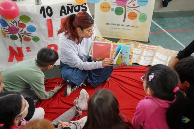 RAWSON CONMEMORÓ EL DÍA INTERNACIONAL DE LA INFANCIA Y LA ADOLESCENCIA CON ACTIVIDADES LÚDICAS PARA NIÑOS Y NIÑAS  La Municipalidad de Rawson acompañó la jornada organizada por el CONAF en el marco del Día Internacional de los Derechos de Niñas, Niños y Adolescentes, realizada en el Gimnasio de la Escuela N°4.  El evento incluyó juegos, música y stands informativos con la participación de áreas municipales, organismos provinciales, concejales y organizaciones de la sociedad civil.  Autoridades destacaron el trabajo conjunto entre instituciones para promover la concientización y la protección de los derechos de la niñez y adolescencia, reforzando el compromiso de seguir construyendo espacios de inclusión y participación para toda la comunidad.