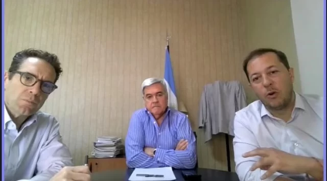 Procuradores de Chubut y del sur de Chile analizan un posible convenio de cooperación para abordar temas de agenda común en la región  El procurador general del Chubut, Jorge Miquelarena, el Fiscal Regional de Aysen, Hernán Libedinsky Moscovich y el fiscal jefe de la ciudad de Coyhaique, Luis Contreras Alfaro, ambos de Chile, mantuvieron una reunión de trabajo en la que analizaron la posibilidad de diagramar un convenio de colaboración mutua entre ambas instituciones.  El encuentro se desarrolló de manera virtual y contó con la participación de los Procuradores Adjuntos, Matías Froment y Marcos Fink.  Durante la reunión, los representantes coincidieron en la necesidad de fortalecer los vínculos de cooperación y desarrollar mecanismos conjuntos para hacer más eficiente el abordaje de situaciones delictuales que afectan en la región, especialmente en función de la extensa frontera común.  Finalmente, el procurador general del Chubut, Jorge Miquelarena, ofreció la utilización de la herramienta tecnológica “Espejo Chubut”, desarrollada por profesionales del Equipo Técnico Multidisciplinario del MPF, y actualmente utilizada  en la mayoría de las Provincias Argentinas, permitiendo obtener evidencia digital de manera rápida y segura.
