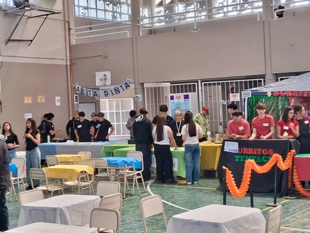 SE REALIZA UNA NUEVA JORNADA CONTABLE Y HUMANÍSTICA EN ESCUELA Nº 752  La Escuela Nº 752 de Rawson realizó la 19º edición de su Jornada Contable y Humanística, donde los 730 estudiantes expusieron trabajos y proyectos desarrollados durante el año.  La directora, Claudia Guzmán, destacó que la actividad integra propuestas de distintas áreas, desde simulaciones de organismos públicos (Municipalidad, AFIP, Registro de Comercio) hasta emprendimientos, juegos matemáticos, proyectos vocacionales, solidarios y maquetas de ciencias naturales con temática marina.  También participaron organismos invitados, como el Programa de Emprendedurismo del Ministerio de Educación y la Tecnicatura de Niñez, Familia y Adolescencia.  Guzmán invitó a la comunidad de Rawson y Playa Unión a recorrer los stands y acompañar el trabajo de los estudiantes.