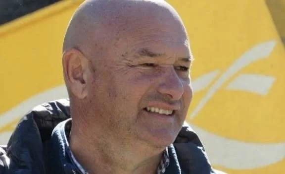 JULIO KRESTEFF CONFIRMÓ UNA BUENA TEMPORADA DE CEREZA PESE AL TEMPORAL  En diálogo con FM Bahía Engaño, el productor y presidente de la Compañía de Riego, Julio Kresteff, informó que el reciente temporal de viento no provocó daños graves en las plantaciones de cereza del valle. Indicó que solo hubo afectación en algunas cabeceras, pero que “la fruta está y está bien”, por lo que no se espera impacto negativo en la cosecha.  Kresteff anticipó que este año la producción superaría los dos millones de kilos, resultado de un trabajo sostenido de más de veinte años.  La cosecha demandará entre 30 y 35 días, generando empleo local tanto en el campo como en el galpón de empaque.  La producción ya tiene mercado asegurado, principalmente Estados Unidos y Europa, donde la cereza local se mantiene entre las primeras a nivel nacional. Para el consumo interno, el kilo podría ubicarse entre $8.000 y $12.000, con venta prevista desde la próxima semana en los puestos habituales de la región.