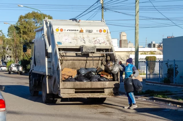 RAWSON: LOS FERIADOS DEL 21 Y 24 EL SERVICIO DE RECOLECCIÓN DE RESIDUOS FUNCIONARÁ CON NORMALIDAD  La Municipalidad de Rawson informó que la recolección de residuos domiciliarios se realizará con total normalidad durante los feriados del viernes 21 y lunes 24 de noviembre.  El servicio mantendrá sus recorridos y horarios habituales para garantizar la limpieza y el orden en la ciudad durante el fin de semana largo.  Desde la Secretaría de Ambiente destacaron la importancia de esta continuidad y el compromiso del personal. Cualquier cambio será comunicado por los canales oficiales.